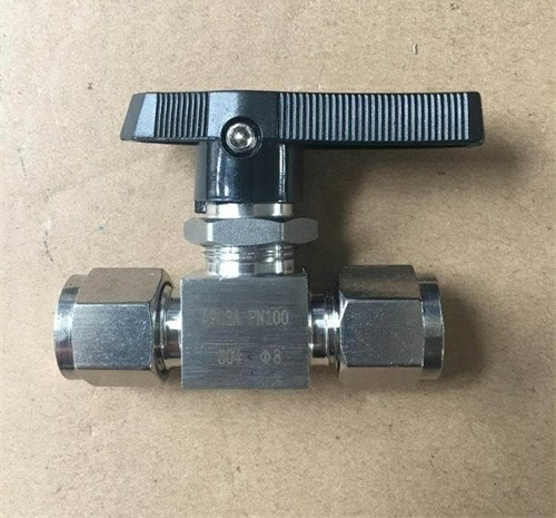 �������y